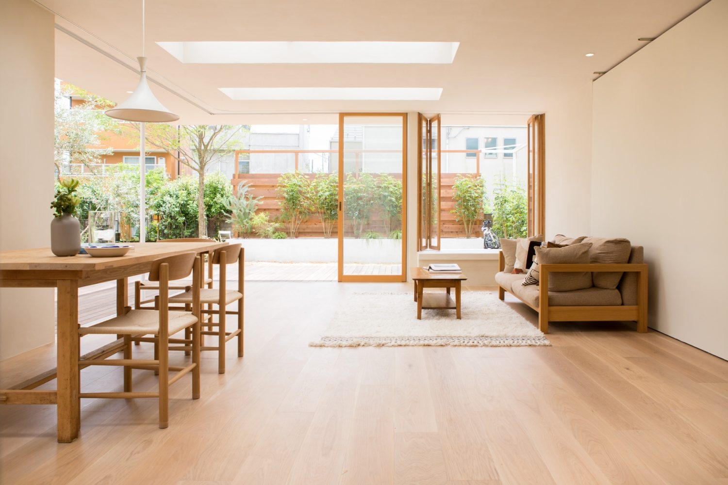 木製家具に囲まれたリビング