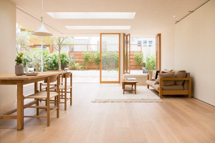 木製家具に囲まれたリビング