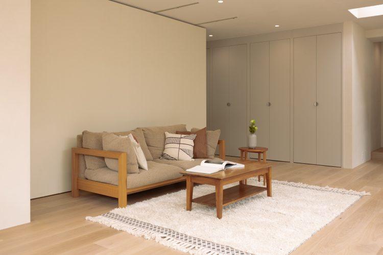 シンプルな収納扉も背景に