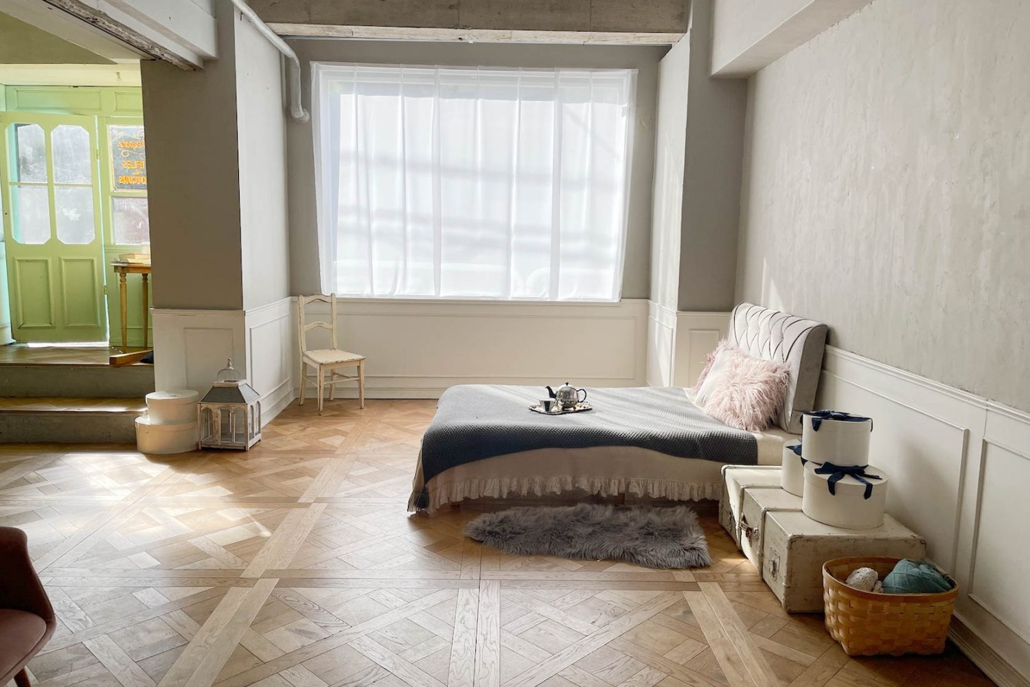 中央A グレー壁 / 窓とベッド