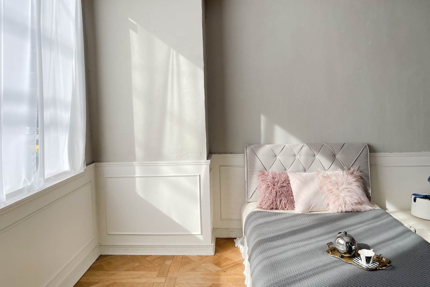 中央A グレー壁 / 窓とベッド