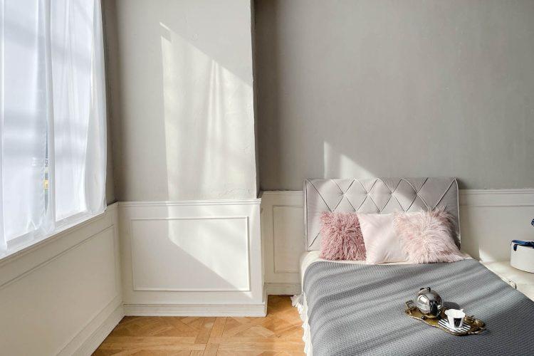 中央A グレー壁 / 窓とベッド