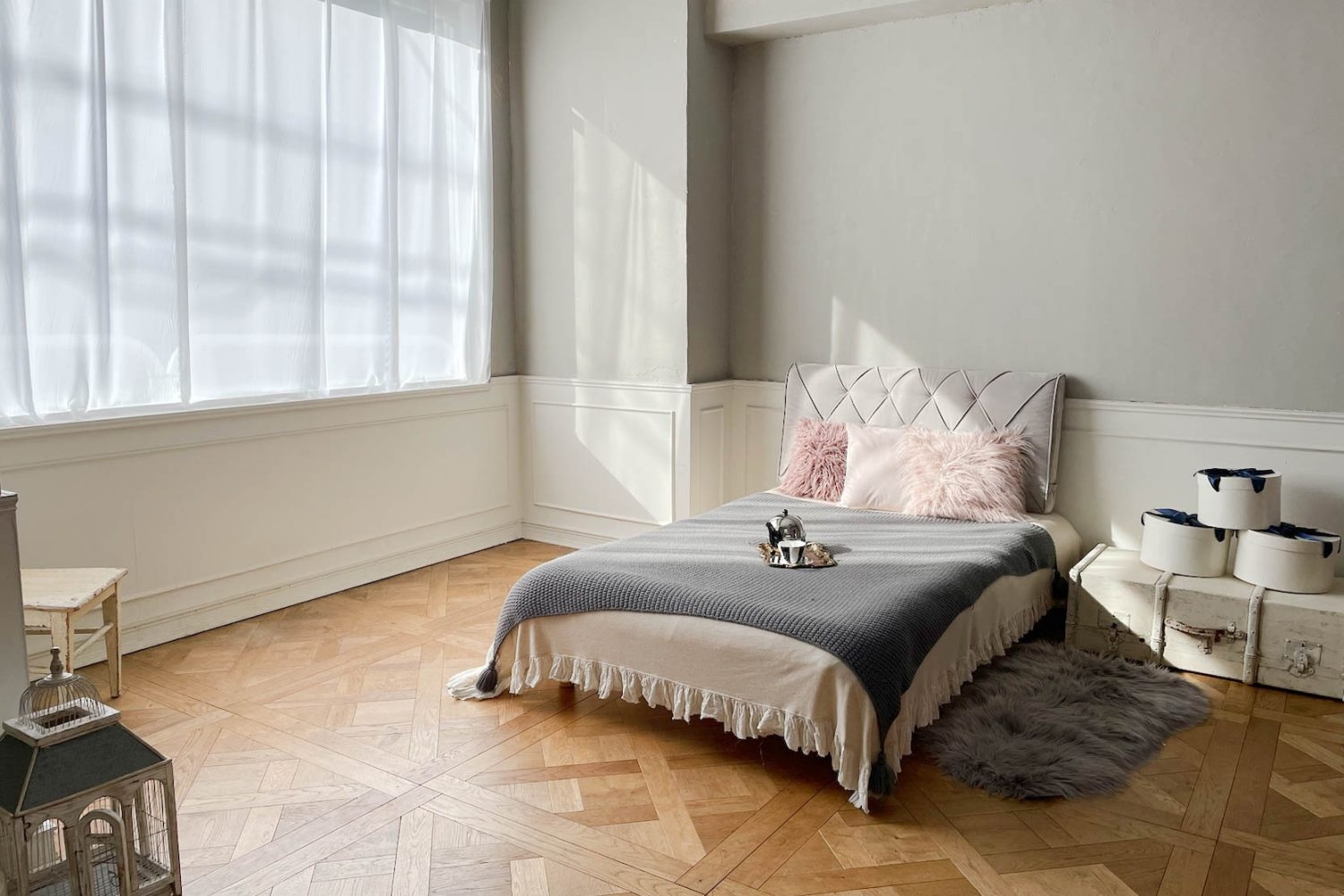 中央A グレー壁 / 窓とベッド