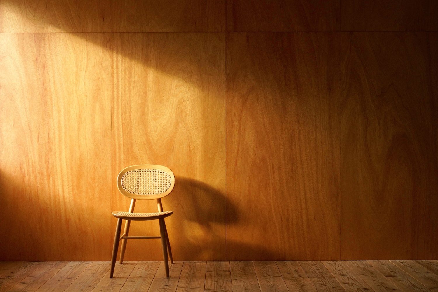 ヴィンテージライクな濃色ウッド壁