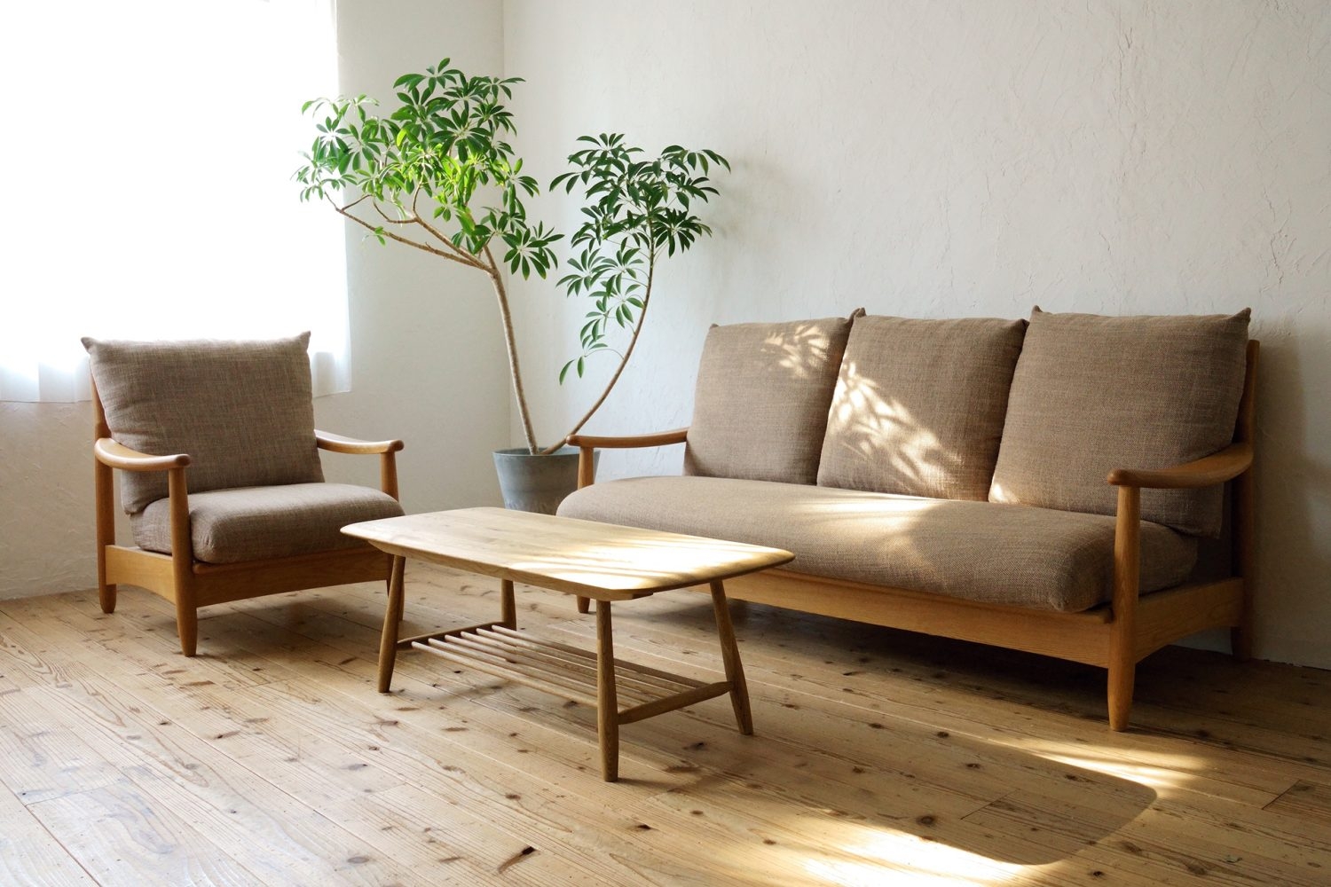 ナチュラルであたたかみのあるリビングシーン