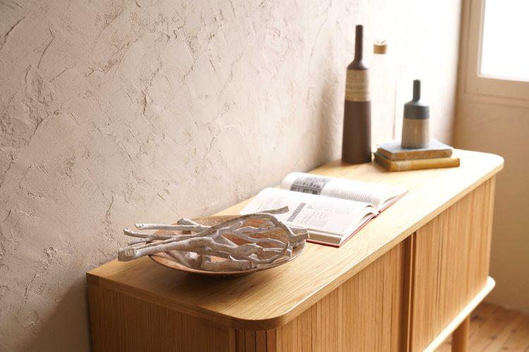 淡いベージュ壁とチェスト 小物も多数