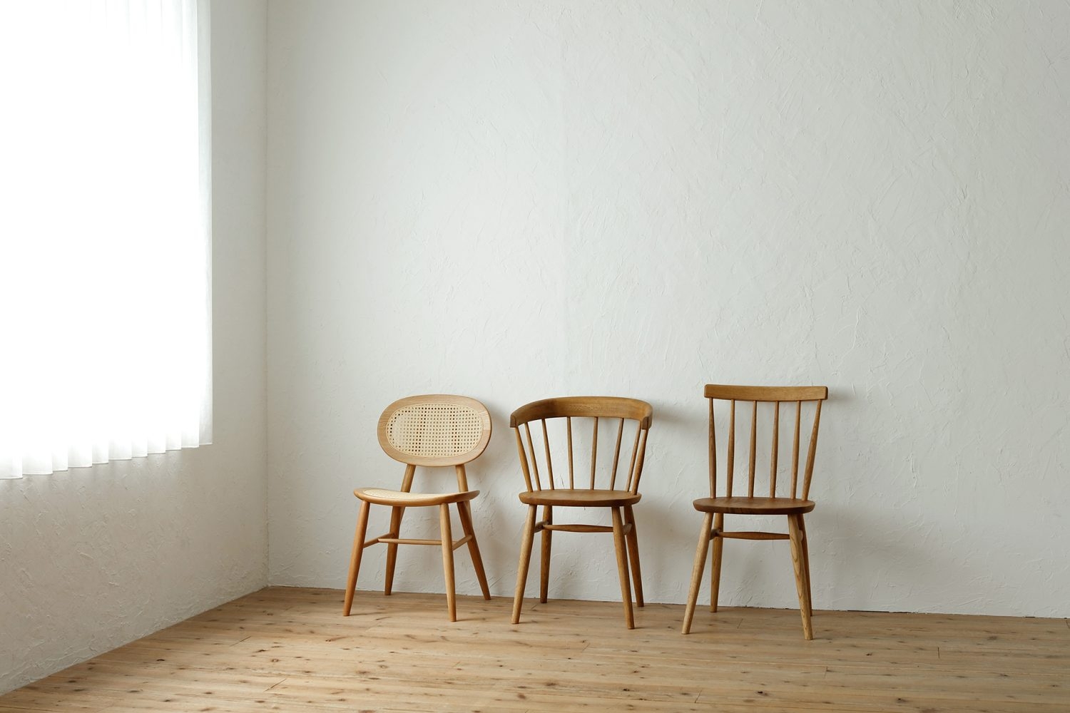 南からのサイド光を受ける白壁