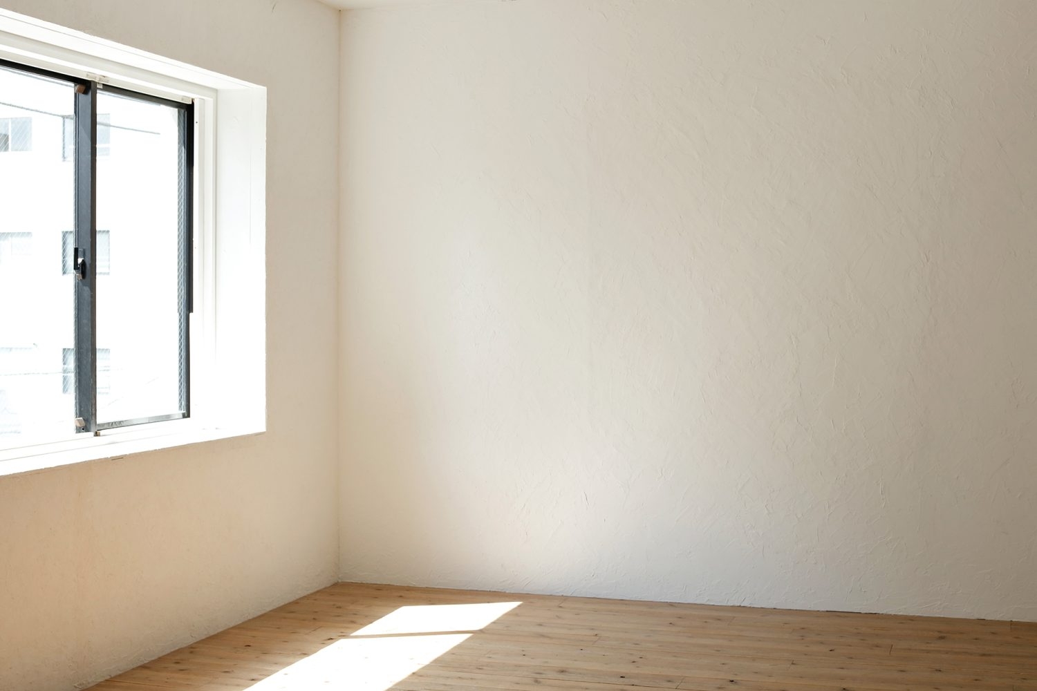 白いウッドフレームは取り外しも可能