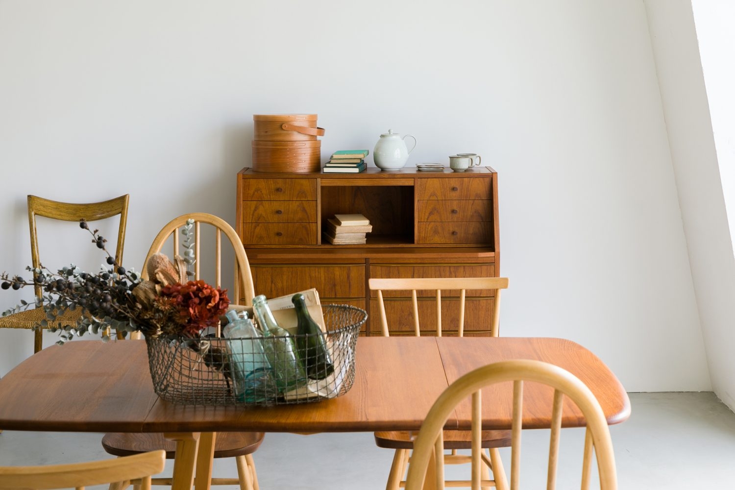 4F / やわらかい印象のキャビネットとテーブル