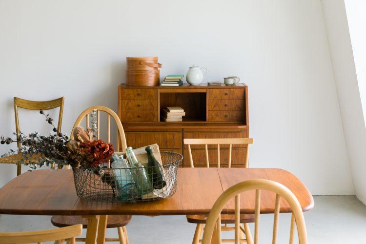 4F / やわらかい印象のキャビネットとテーブル