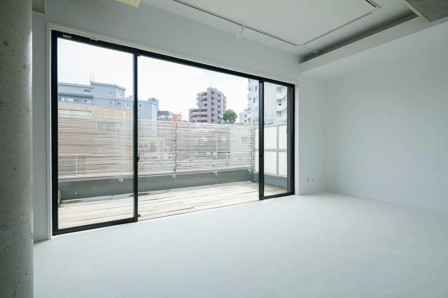 5F / 壁一面の黒いサッシの窓