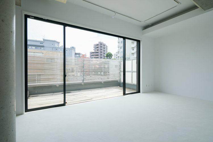 5F / 壁一面の黒いサッシの窓