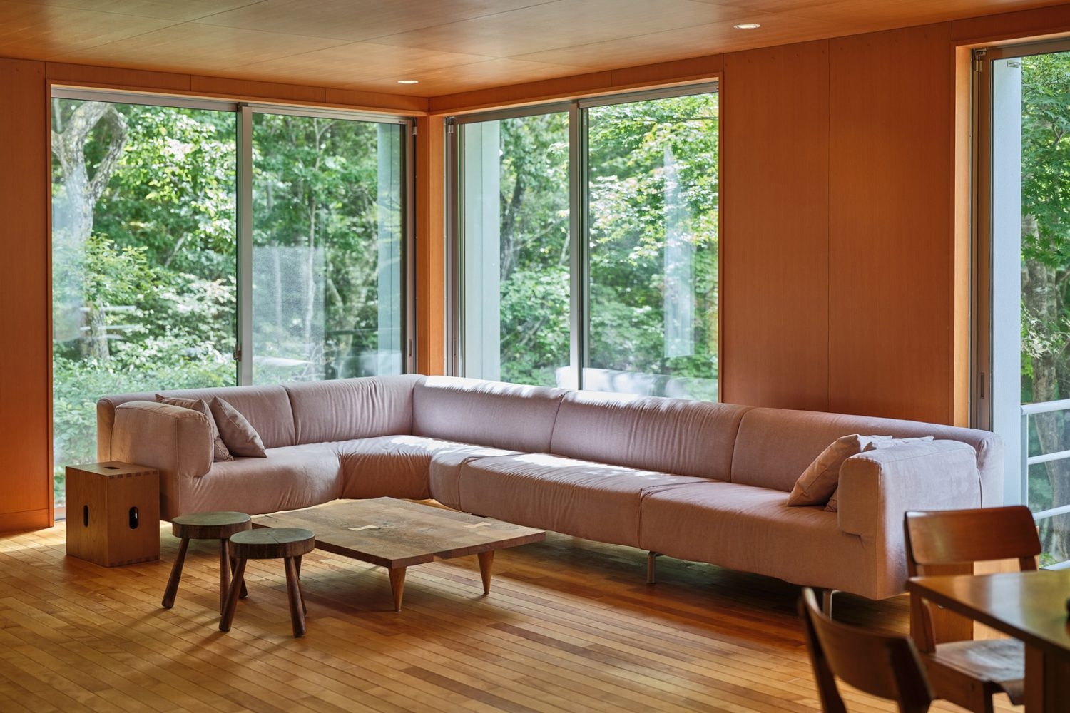 窓から森の緑が抜けるリビング