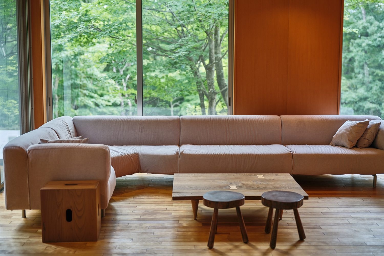 大人数でも腰掛けられるゆったりソファ