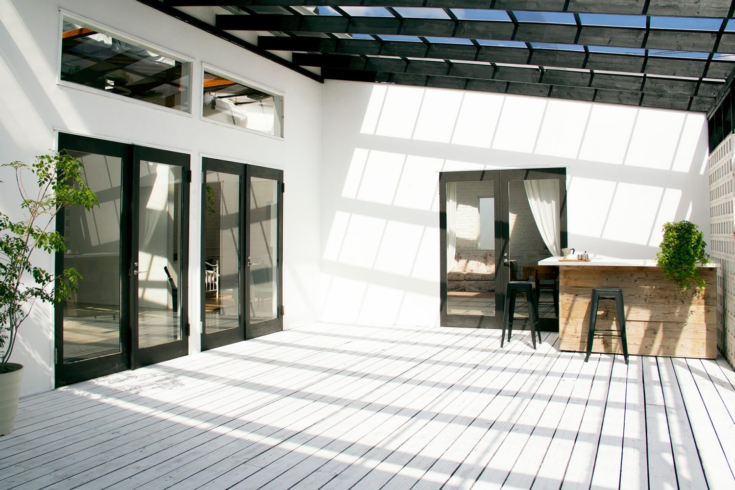 広い搬入口と可動式カウンター