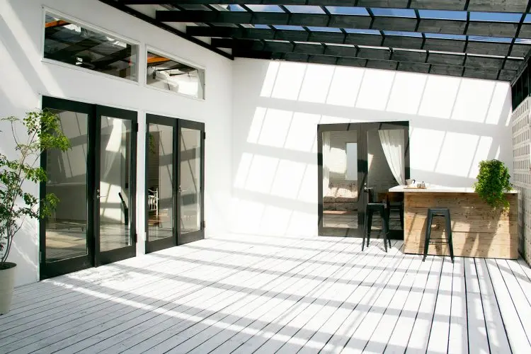 広い搬入口と可動式カウンター