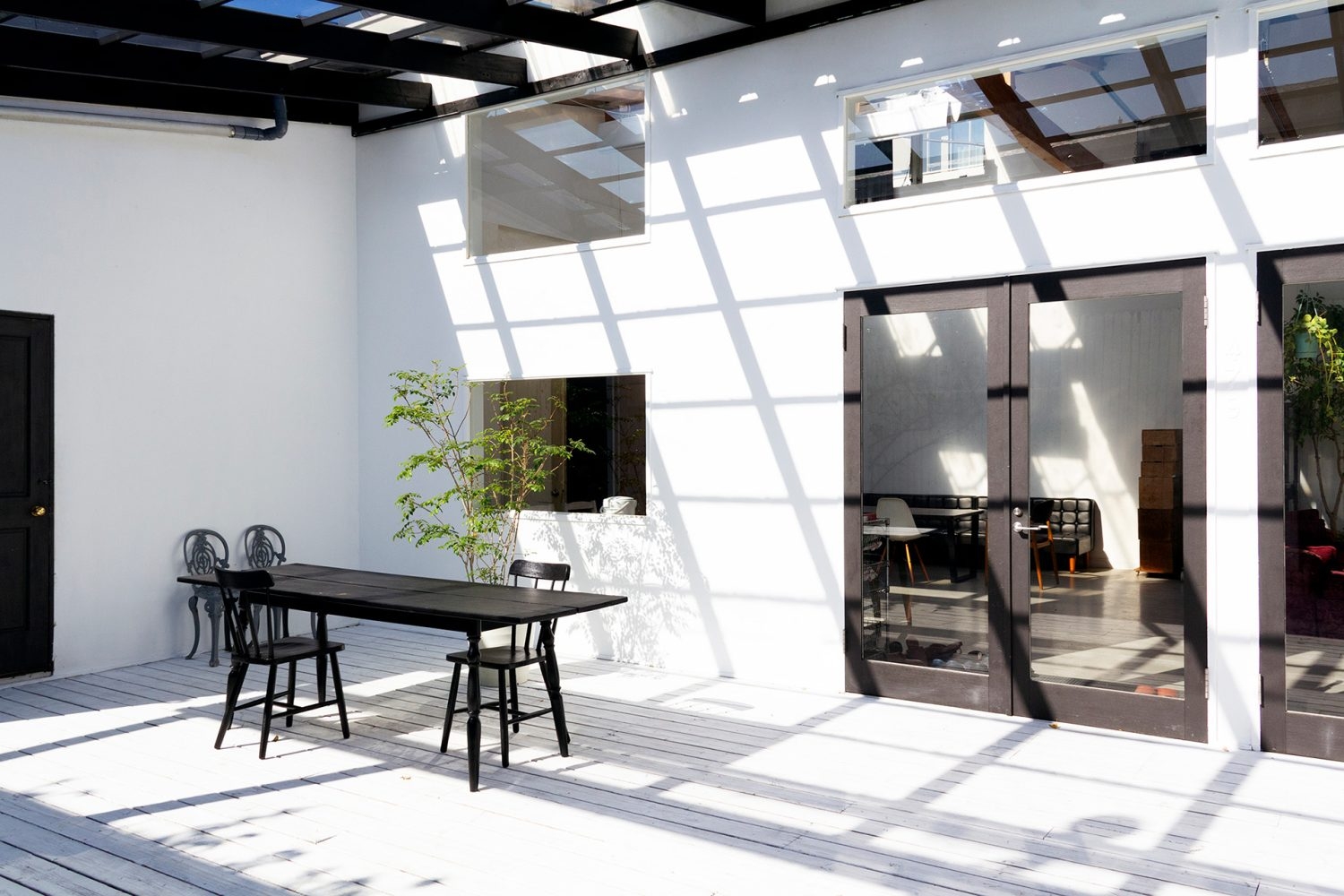 52㎡の広いデッキに透光の屋根