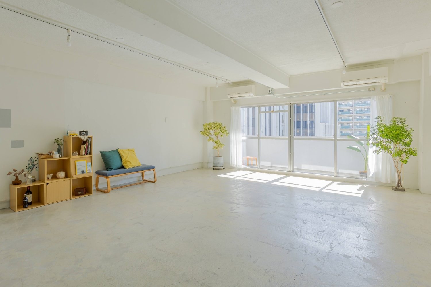 モルタル床と白壁