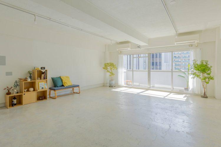 モルタル床と白壁