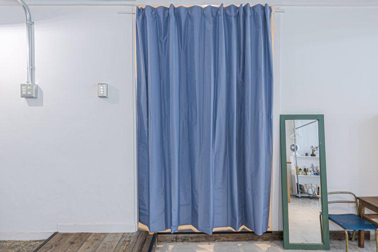 カーテンで仕切ることも可能