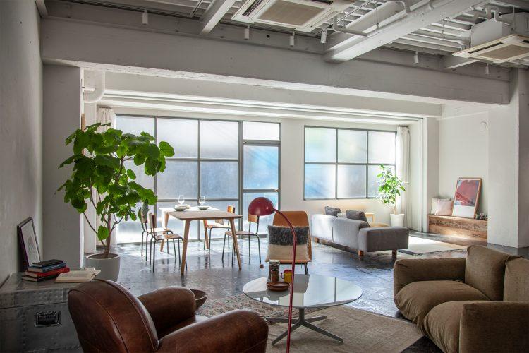 南西側に大きな格子窓