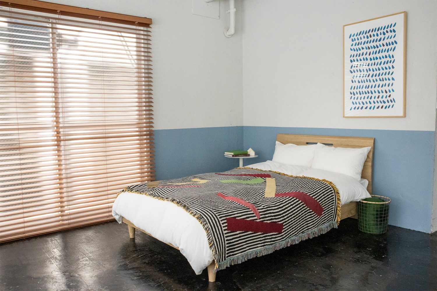 セミダブルベッドと木製ブラインド