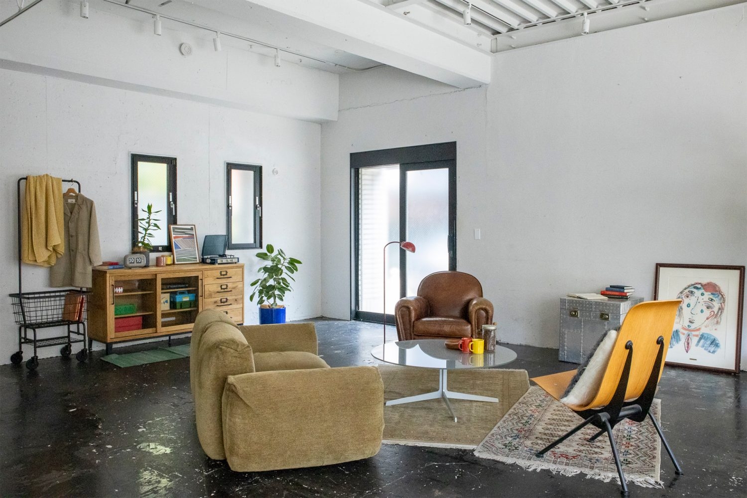 ラウンジエリア 奥のドアからも搬入可能