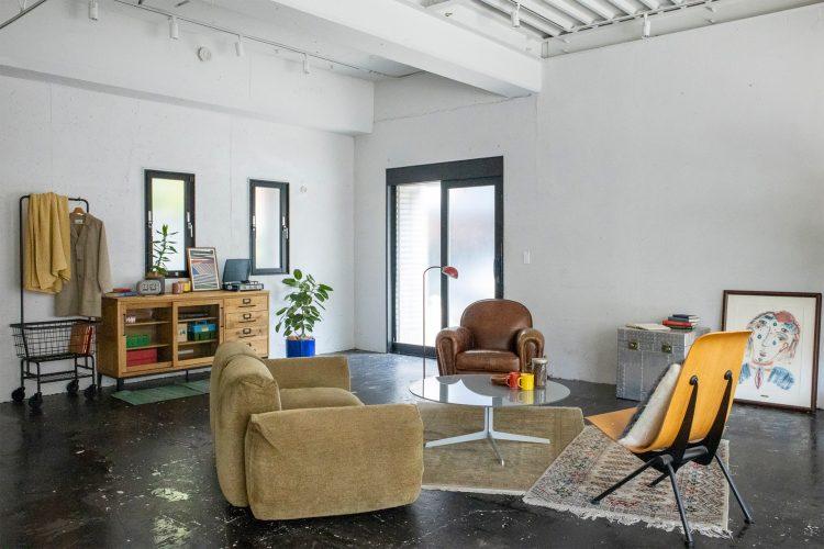 ラウンジエリア 奥のドアからも搬入可能