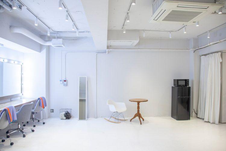 B1メイクルーム 38㎡の白い空間(有料)