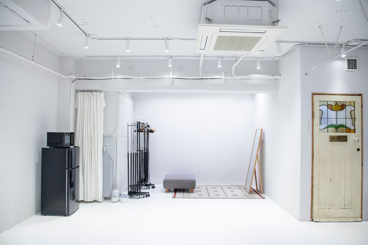 カーテンで仕切りフィッティング可能