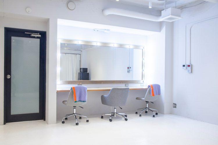 ハリウッドミラー前は同時に3人着席可能