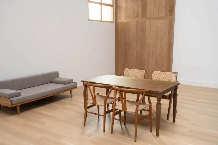 ダイニングテーブルとソファ A-Room