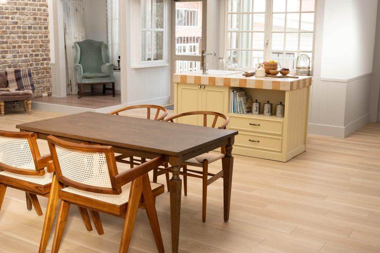 可動式キッチンとダイニングテーブル A-Room