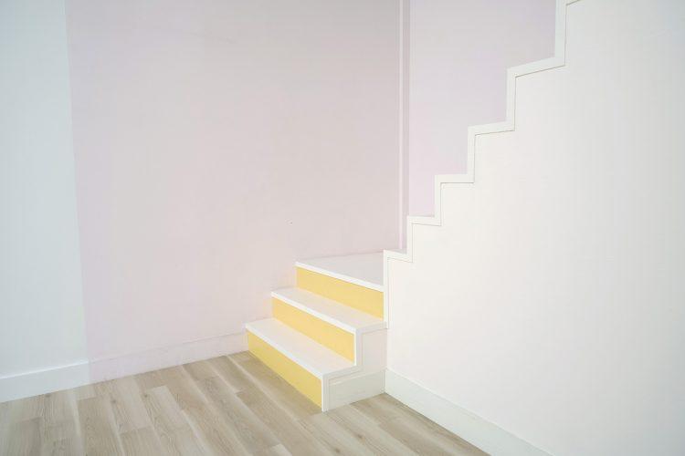 カラフルな箱階段 A-Room