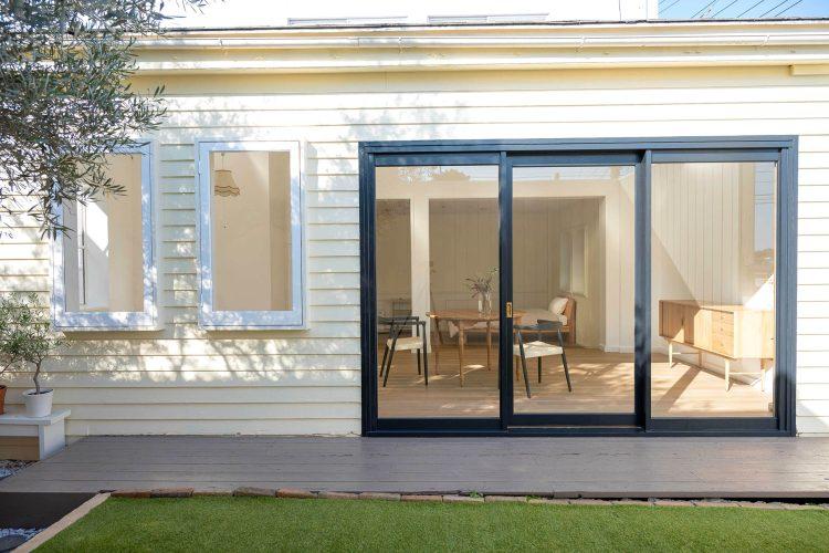 南向きの窓からは自然光が入ります