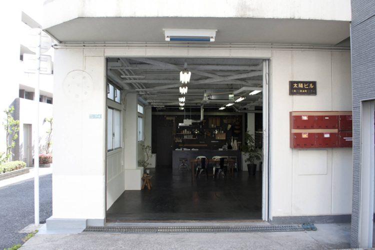 外からの入口