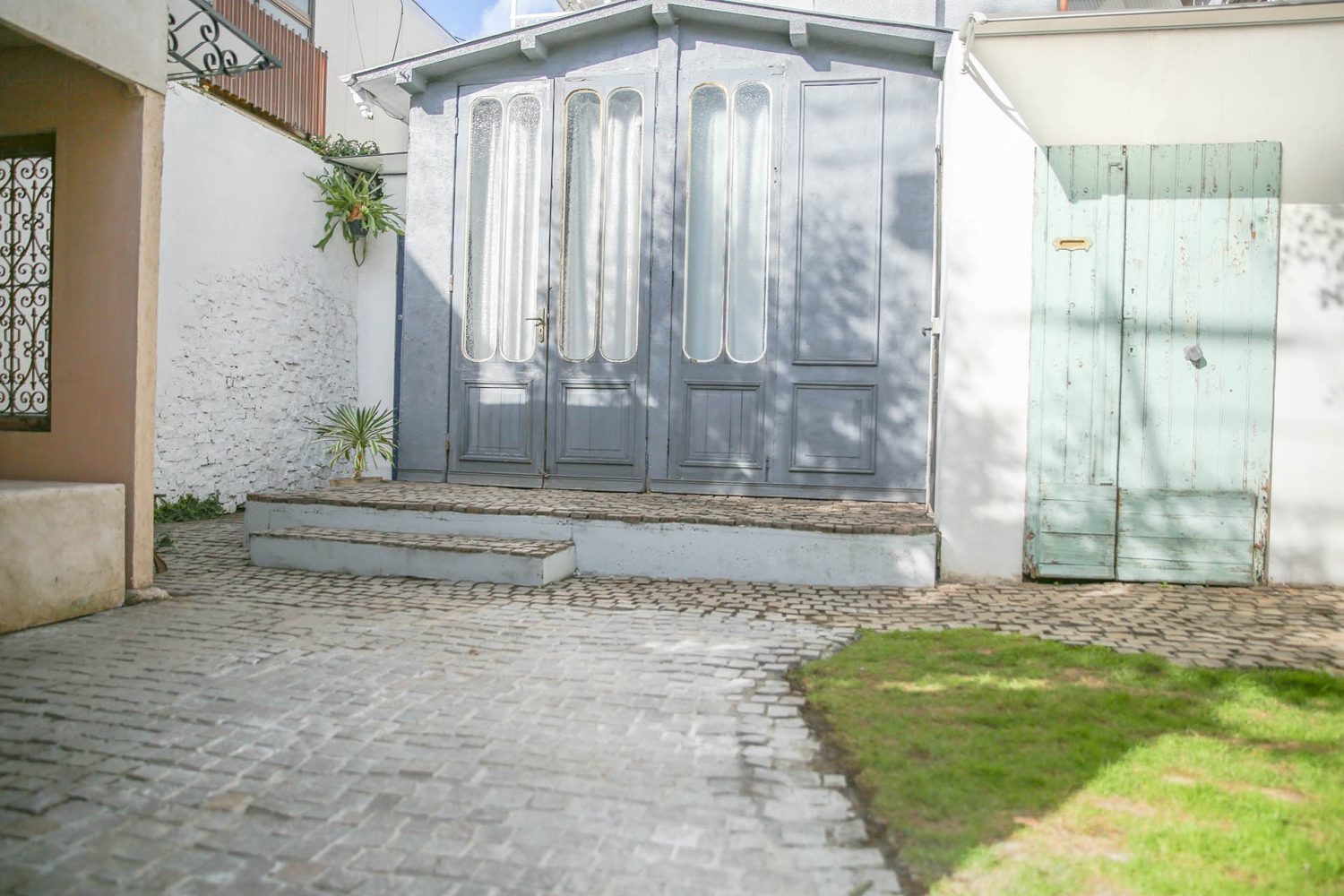 庭 背の高い外観扉と石畳階段