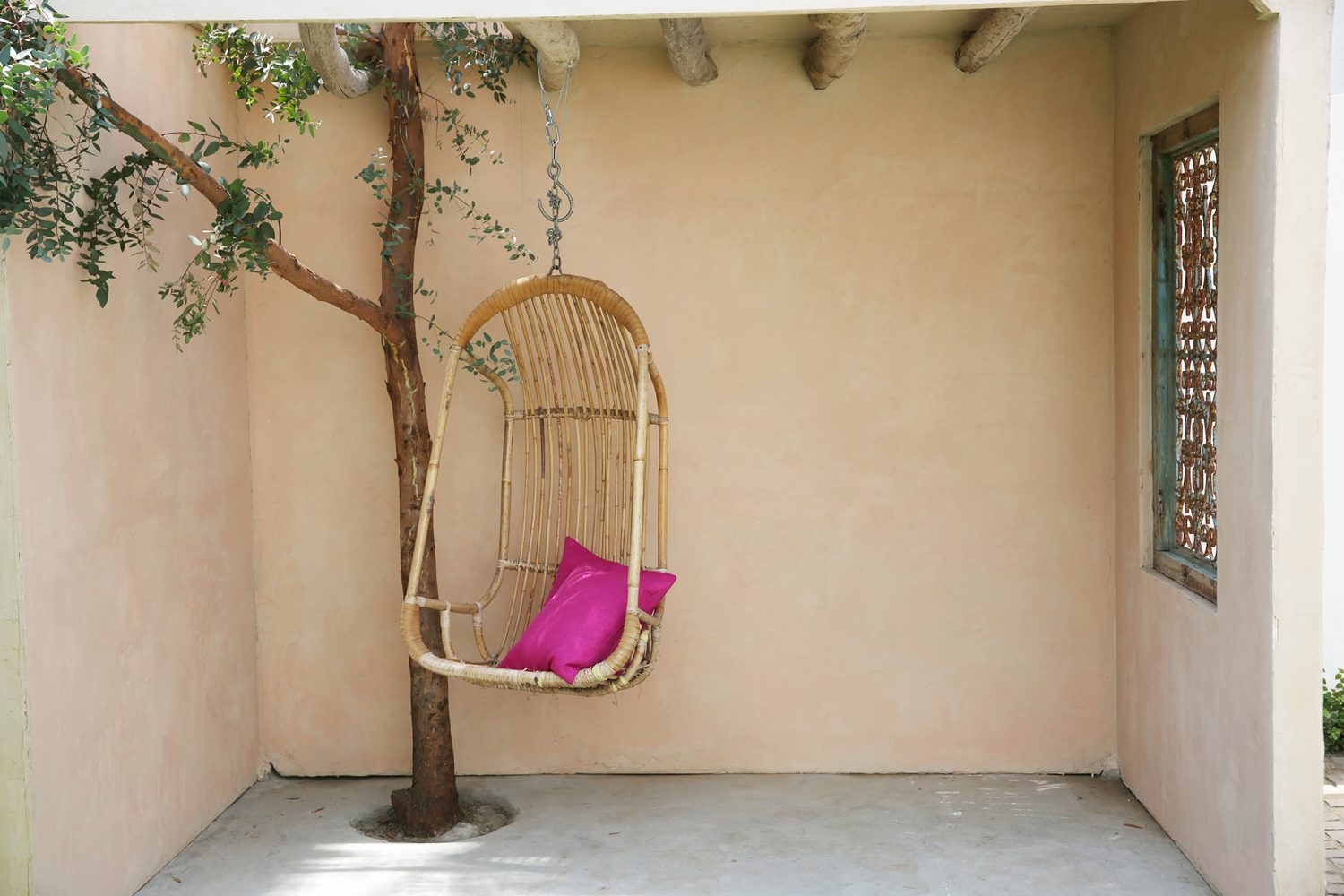 ベージュピンク壁のモロカント小屋