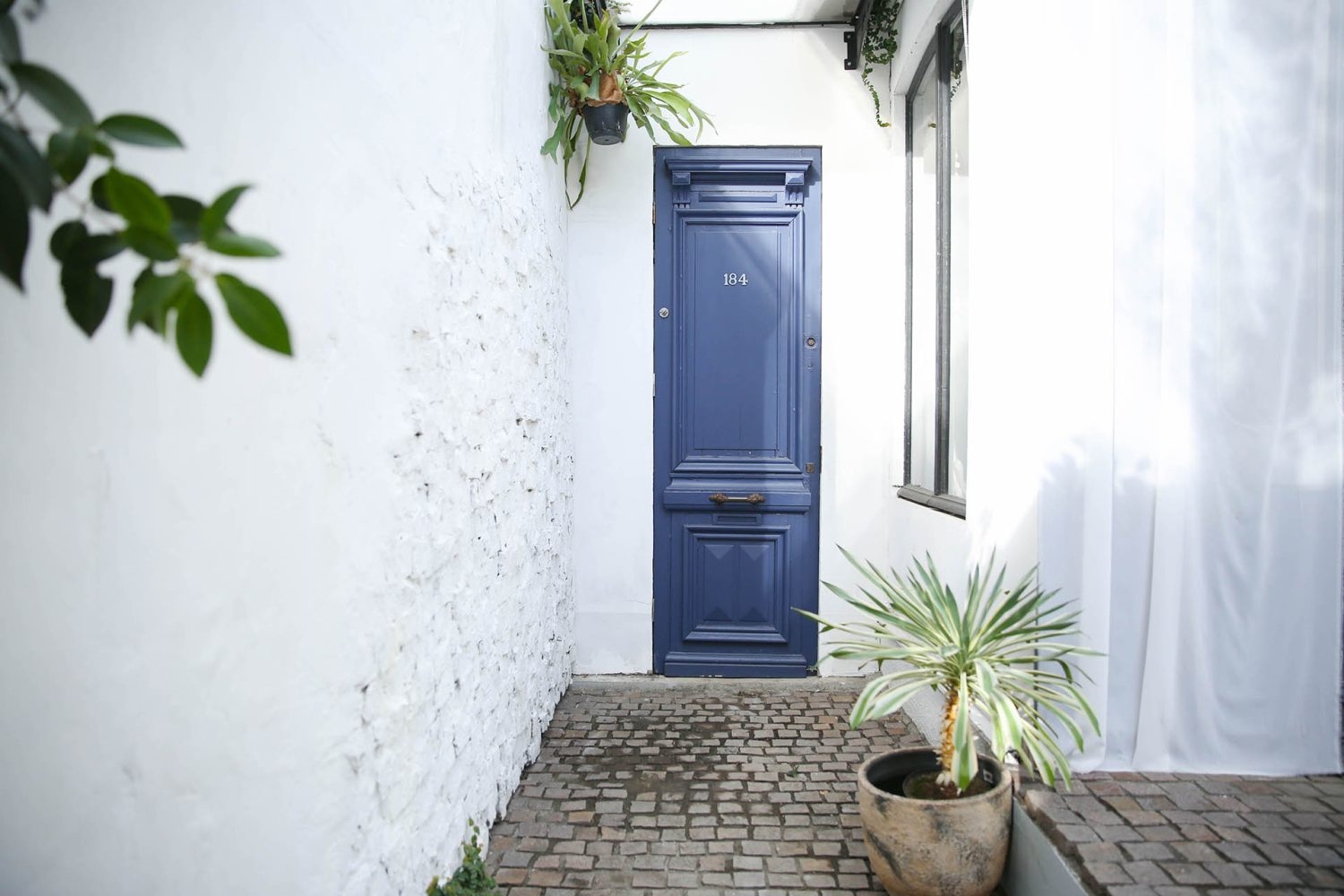 白石壁とブルー扉