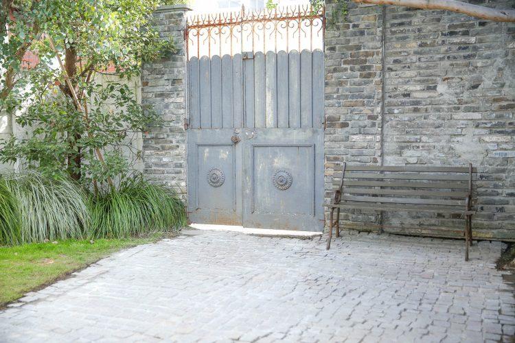 アイアン扉と芝生