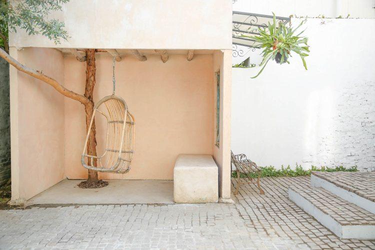 ピンクベージュ壁のモロッカン小屋