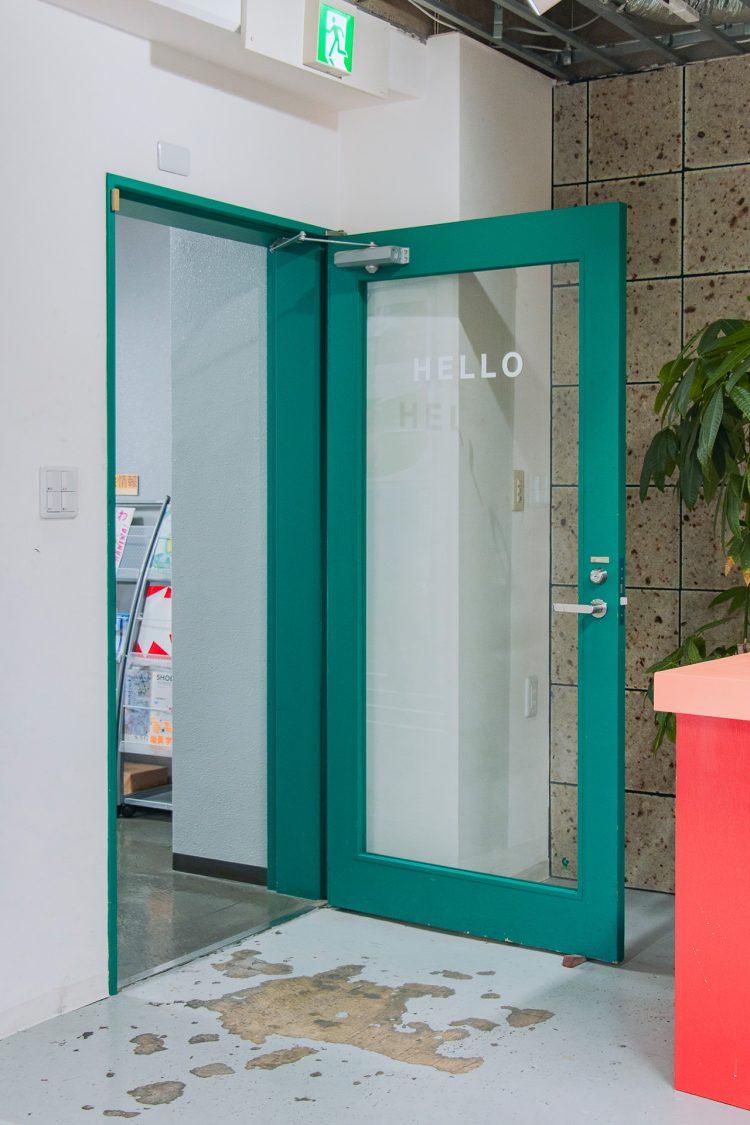 グリーンカラーが印象的な入口ドア