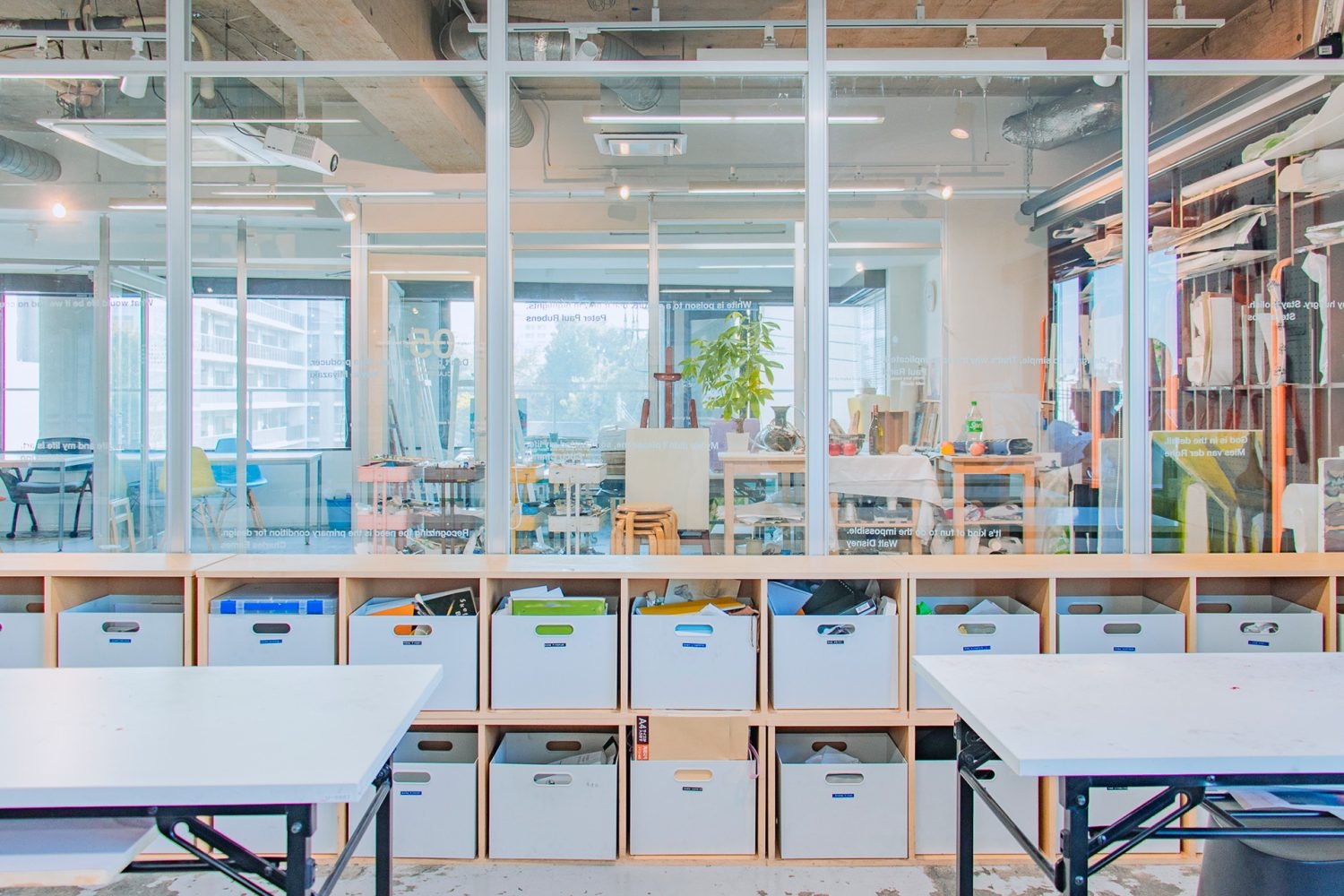 大教室からペインティングスペース側