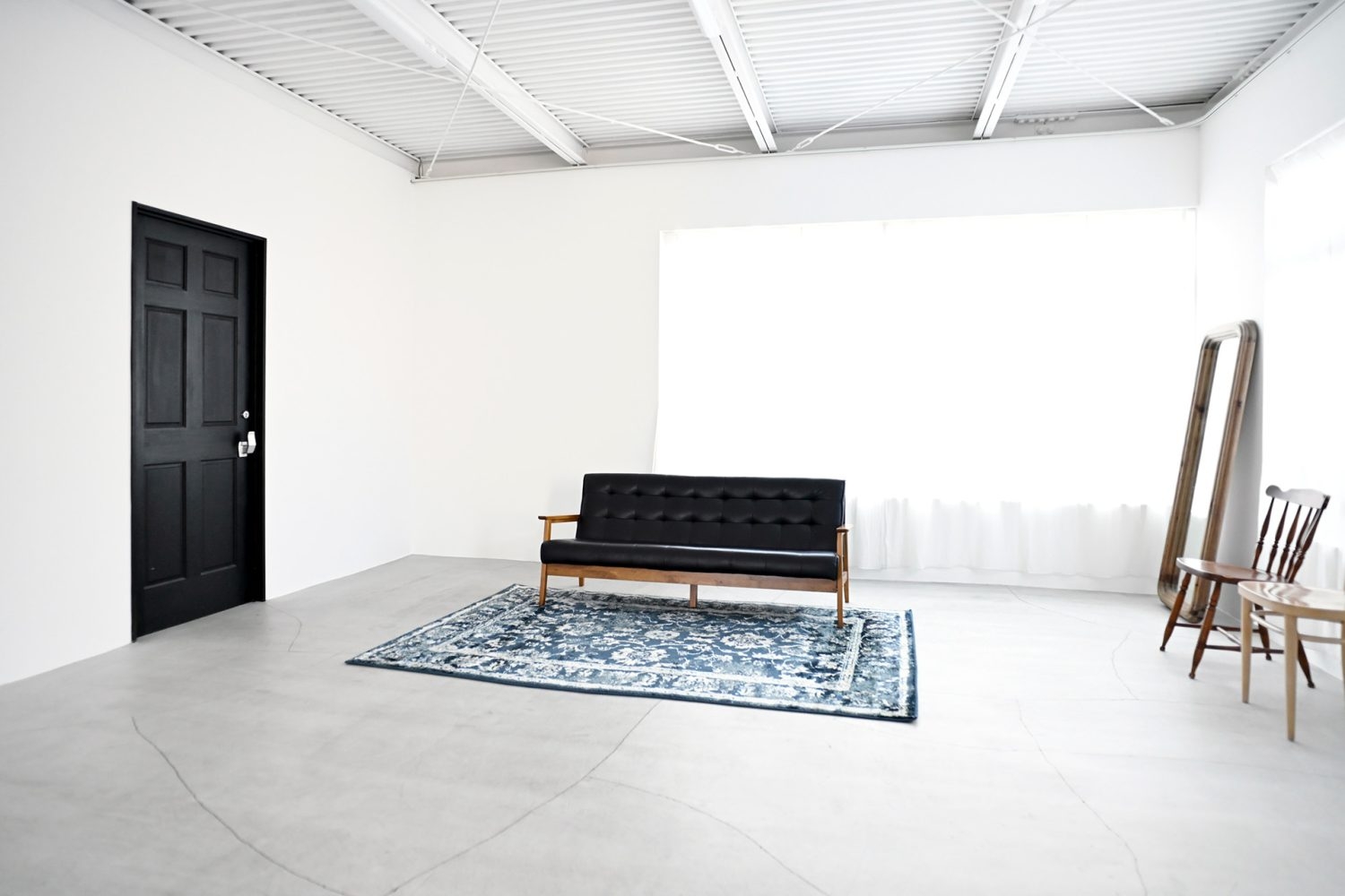 アッシュブルーのラグで落ち着いた印象に