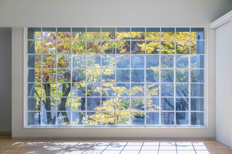 季節ごとに表情を変える取り外し可能な格子窓