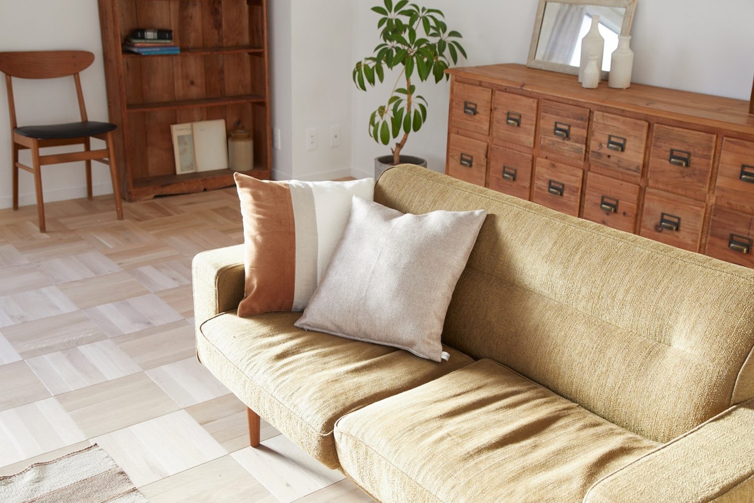 ソファに自然光が映える