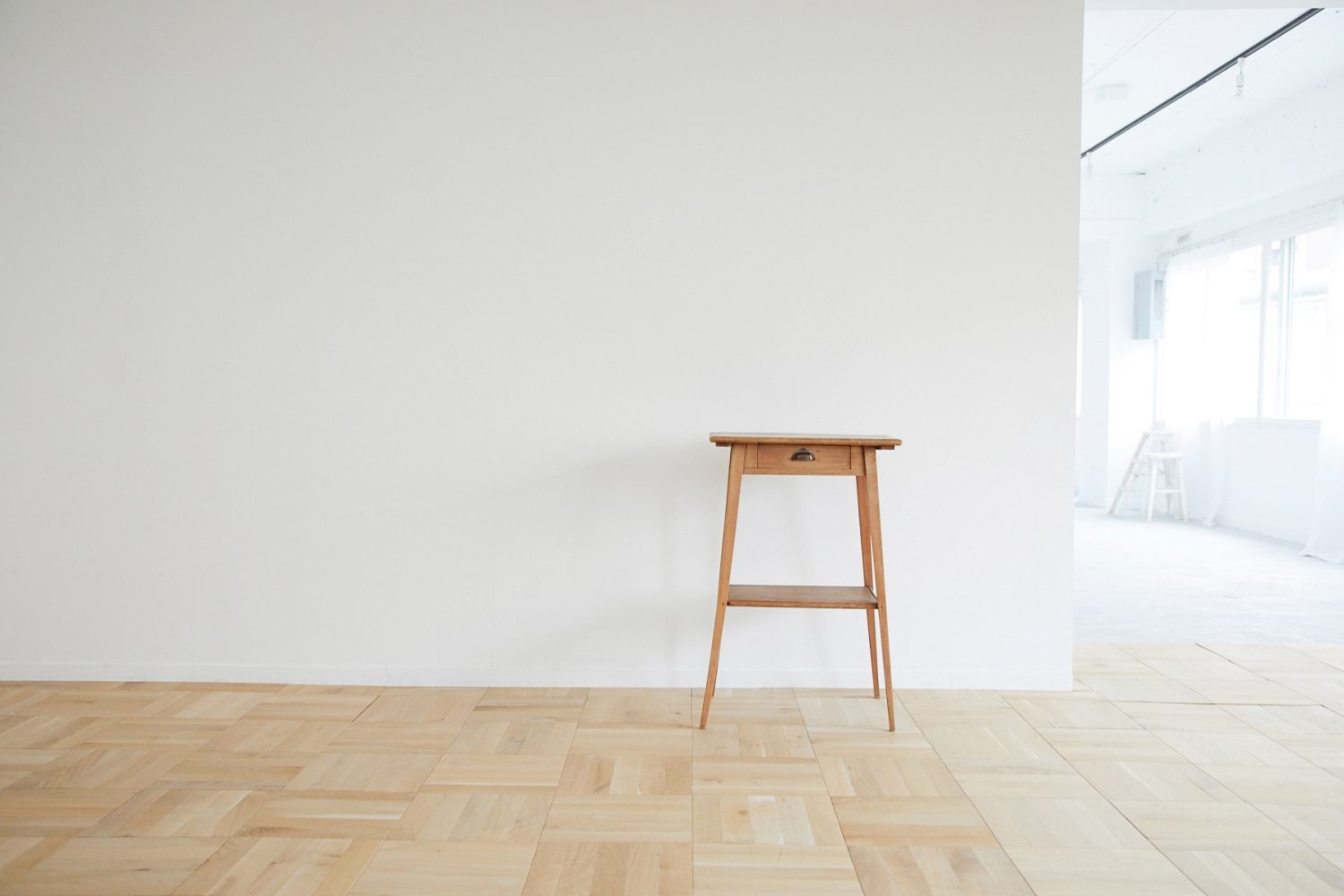 フローリング床×白壁