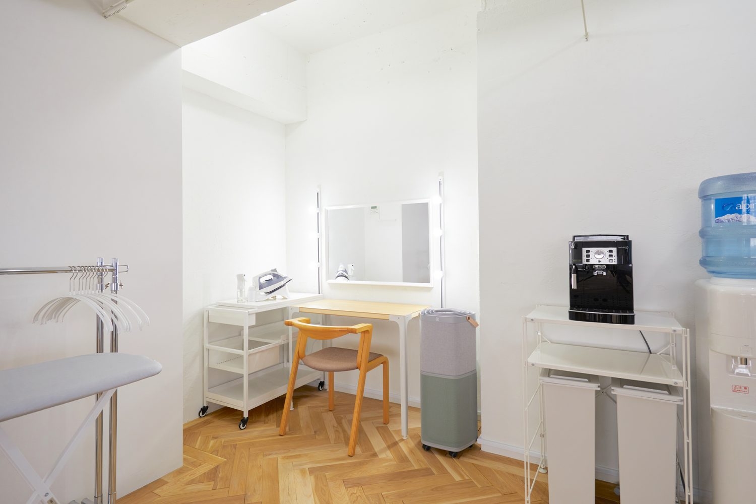 カーテンで仕切れるメイクスペース