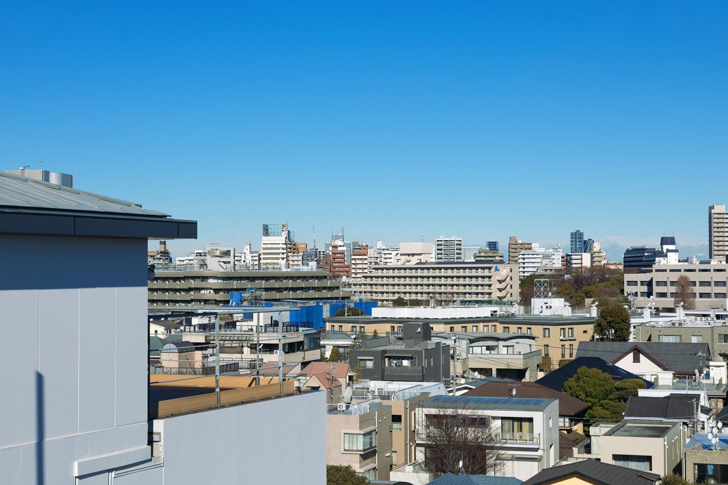 住宅街を背景にできる北側バルコニー