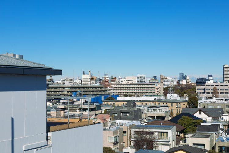 住宅街を背景にできる北側バルコニー